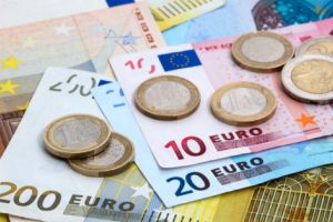 Euro, la minimul ultimelor trei săptămâni în raport cu leul