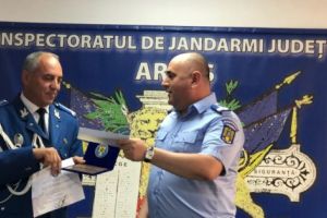 A pus haina de jandarm în cui