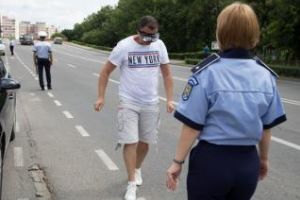 Șoferii clujeni au primit câte o îngheţată de la poliţişti