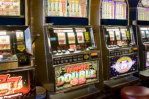 Aurolacii de la „Fortuna” joacă banii din cerşeală la „păcănele”…