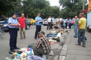 Politistii au facut ravagii in Oborul din Ploiesti: Peste 200 de kg de fructe şi 125 l băuturi alcoolice, confiscate