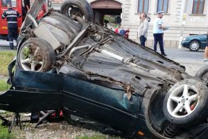 Trei răniţi după ce o maşină s-a răsturnat la Livezile