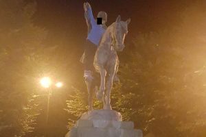Un tânăr, amendat de poliţişti după ce s-a urcat pe statuia ecvestră a lui Avram Iancu din Câmpeni
