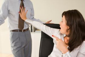 Iohannis a promulgat legea care interzice actele de hărţuire, hărţuire sexuală sau psihologică, în public şi privat