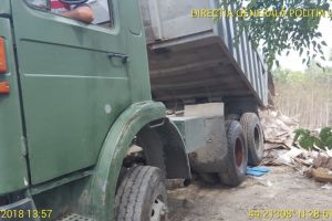 Deseuri, descarcate ilegal pe un teren din Constanta. Șoferul fugar a pus in pericol viata unui agent si autospeciala de politie 