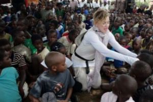 Artista care face acţiuni caritabile ÎN CEA MAI SĂRACĂ ţară din lume. Acolo a avut loc, CU SUCCES, o operaţie în premieră