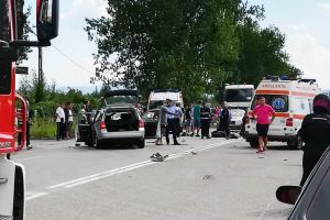Accident cumplit, la Peştişu Mare. Un bărbat a murit şi alte şase persoane au fost rănite în urma unei manevre neregulamentare