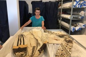 Cămaşă românească de la New York, expusă la Muzeul Textilelor din Băiţa