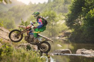 Rideri cu inimă mare. Red Bull Romaniacs se implică în două proiecte sociale în Valea Jiului