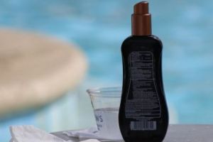 Aberaţia cremelor de protecţie solară făcute în casă bagă oamenii în spital. Nu vă jucaţi cu sănătatea dumneavoastră! 