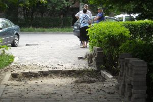 Firma Symmetrica repară trotuarele cu pavele