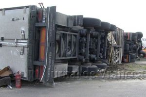 ULTIMĂ ORĂ: TIR răsturnat la Călimăneşti