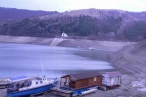 Începe operaţiunea de ecologizare a lacului Bicaz. Impresionantă desfăşurare de forţe