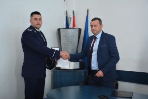 El este poliţistul care a refuzat o mită de 500 de lei! Ce supriză i-a făcut şeful IPJ Gorj