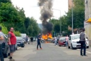 VIDEO de la cititori: Baia Mare – O masina a ars ca o torta, in mijlocul strazii