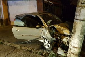 FOTO – A intrat cu maşina în stâlp. Șoferul era beat şi nu are nici permis