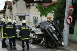 FOTO: Accident spectaculos! Trei persoane au scăpat nevătămate