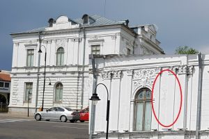 TÂRGOVIȘTE: Faţada Muzeului de Artă se dezintegrează! Clădirea a fost renovată în 2009