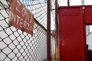 Tanar urmarit, condamnat pentru inselaciune, prins de politisti si introdus in penitenciar