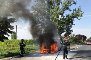 O maşină a luat foc în mers, în Nojorid (FOTO)