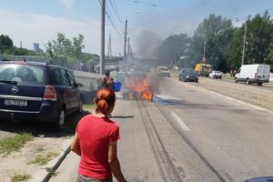 Un Volkswagen Golf a ars în totalitate în faţa liceului 9