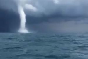 Fenoment neobisnuit pe Marea Neagra. O tromba a fost surprinsa in largul marii  