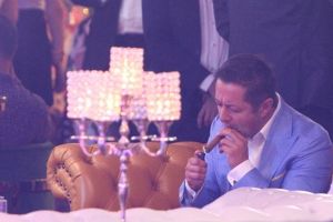 Șeful PSD Braşov, filat de paparazzi la mare