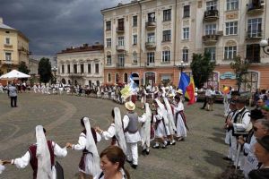 Ansamblul „Mlădiţe Bucovinene” de la Școala Gimnazială Nr. 8 Suceava, premiat la Cernăuţi