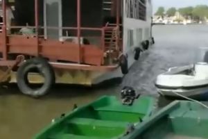 Accident naval la Sulina. Un hotel plutitor a intrat in coliziune cu barci trase la mal, inclusiv cu o ambulanta pe apa