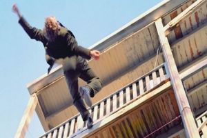 Femeie căzută în gol de la etajul cinci dintr-un bloc de pe Semaforului