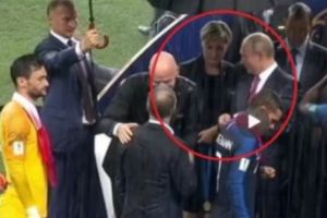 Şocant! Putin a fost ACUZAT că a FURAT o medalie de aur în timpul premierii fotbaliştilor