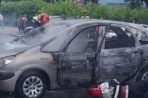 PANICĂ la Baia Mare! O maşină a LUAT FOC într-o parcare. Se intervine DE URGENȚĂ