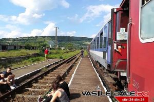 FOTO. Vacanţă cu ghinion! Trenul Satu Mare – Mangalia s-a defectat. Călătorii aşteaptă pe şine
