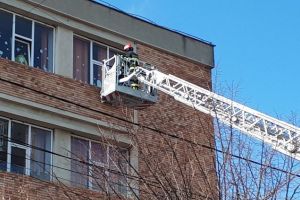 De ce au intrat pompierii pe geam într-un apartament din Focşani