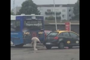 VIDEO. Un taximetrist îşi spală maşina în parcarea unui supermarket. Cu apă de ploaie!