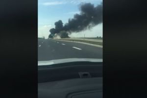 Fum dens pe Autostrada A4! Un autoturism a luat foc 
