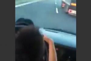 Copilul de 7 ani care a ȘOCAT România: Conduce maşina cu peste 100 km/h! Părinţii ÎL ÎNCURAJEAZĂ să intre într-o DEPĂȘIRE PERICULOASĂ. VIRALUL ANULUI