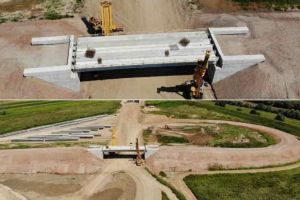 VIDEO Autostrada Sebeş-Turda, lotul 1: Au fost montate toate grinzile la nodul rutier Alba Iulia Sud