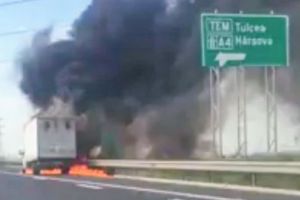 INCENDIU pe A4. Arde o maşină