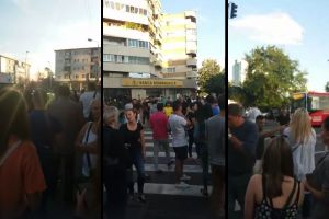 Băcăuanii au blocat o trecere de pietoni în semn de protest faţă de spargerea unei conducte de apă