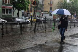 Cod portocaliu de vreme rea in Timis. Aversele vor cumula 40-50 de litri pe metrul patrat