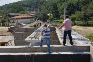 FOTO: Se repară podul de la Vizantea, distrus de inundaţii