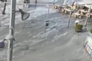 FENOMEN APOCALIPTIC pe plaja unei staţiuni îndrăgite de români! Apa a MĂTURAT TOTUL - VIDEO