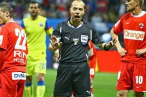 Un arbitru din România a părăsit terenul pe targă, în timp ce fluiera la un meci din cupele europene