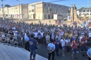 
Se întâmplă acum. Protest în faţa Primăriei Bacău. Oraşul nu are apă potabilă de patru zile

