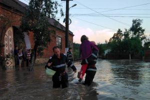 Satul Lalaşinţ, ÎNGHIȚIT de APE. Mai multe PERSOANE au fost EVACUATE din case
