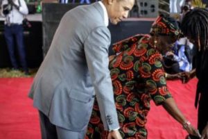 Imaginile cu fostul preşedinte Obama DANSÂND cu bunica din partea TATĂLUI au făcut înconjurul lumii