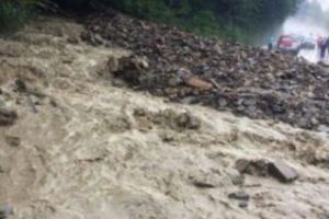 Cluj: DN 75 blocat de aluviuni. 100 de maşini au fost surprinse - FOTO