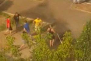 S-au „păruit” înainte de a se tunde! Opt tineri au declanşat un HAOS DE NEDESCRIS în Galaţi, pentru un motiv STUPID! BĂTAIA ca-n filme este VIRALĂ pe internet - VIDEO