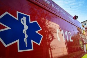 Oneşti: Un bărbat a murit după ce s-ar fi electrocutat la panoul blocului